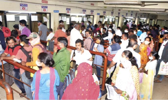Parents line up with children; Setu offices are housefull for certificates | मुलांबरोबर पालकही रांगेत;  दाखल्यांसाठी सेतू कार्यालयं होताहेत हाऊसफुल्ल