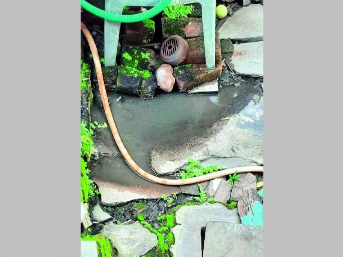 family facing sewage leakage problem from 10 months registered complaint but no response | दहा महिन्यांपासून कुटुंब गटाराच्या घाण पाण्यात, तक्रार करुनही कारवाईचा पत्ता नाही family facing sewage leakage problem from 10 months registered complaint but no response | दहा महिन्यांपासून कुटुंब गटाराच्या घाण पाण्यात, तक्रार करुनही कारवाईचा पत्ता नाही