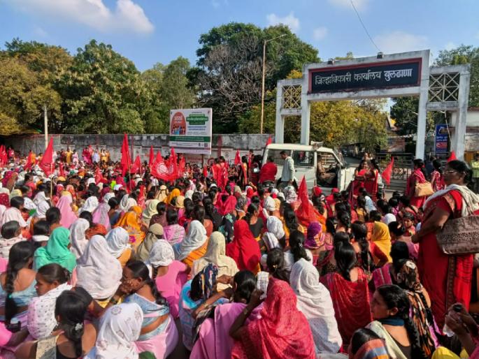 Anganwadi workers, helpers strike at district office March for various demands | अंगणवाडी सेविका, मदतनीसांची जिल्हा कचेरीत धडक; विविध मागण्यांसाठी मोर्चा  Anganwadi workers, helpers strike at district office March for various demands | अंगणवाडी सेविका, मदतनीसांची जिल्हा कचेरीत धडक; विविध मागण्यांसाठी मोर्चा