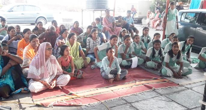Adult literacy created by the students through the wildflower scheme | विद्यार्थिनींनी रानफूल योजनेतून घडवले प्रौढ साक्षर Adult literacy created by the students through the wildflower scheme | विद्यार्थिनींनी रानफूल योजनेतून घडवले प्रौढ साक्षर