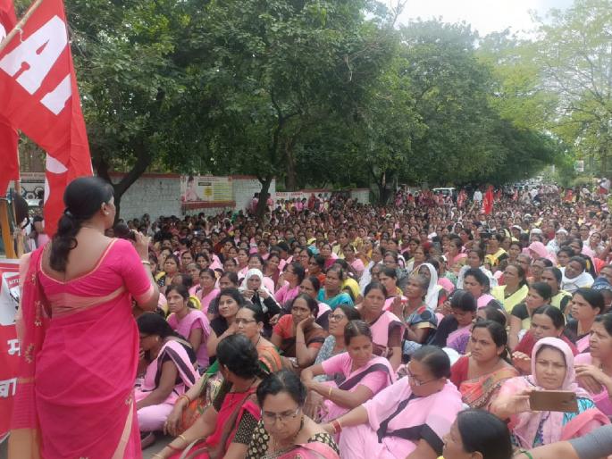 Anganwadi workers stormed the district office to demand the pending demand | बेमुदत संप! प्रलंबित मागण्यासाठी अंगणवाडी सेविका धडकल्या जिल्हा कचेरीवर Anganwadi workers stormed the district office to demand the pending demand | बेमुदत संप! प्रलंबित मागण्यासाठी अंगणवाडी सेविका धडकल्या जिल्हा कचेरीवर