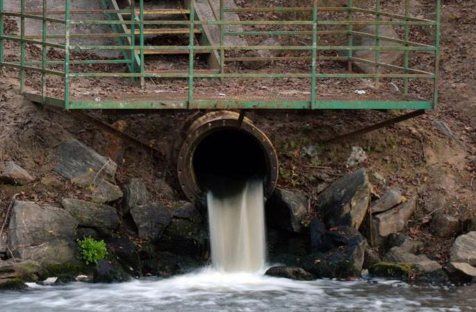 Sewage from the hotel falls outside without treatment | हाॅटेलमधील सांडपाणी प्रक्रीयेविनाच पडतेय बाहेर