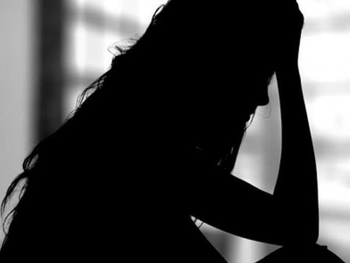 The wife was found in an abusive situation in the hotel with her boyfriend, the husband slapped her with chappel | बॉयफ्रेंडसोबत पत्नी हॉटेलमध्ये आक्षेपार्ह स्थितीत आढळली, पतीने चप्पलेने हाणले  The wife was found in an abusive situation in the hotel with her boyfriend, the husband slapped her with chappel | बॉयफ्रेंडसोबत पत्नी हॉटेलमध्ये आक्षेपार्ह स्थितीत आढळली, पतीने चप्पलेने हाणले