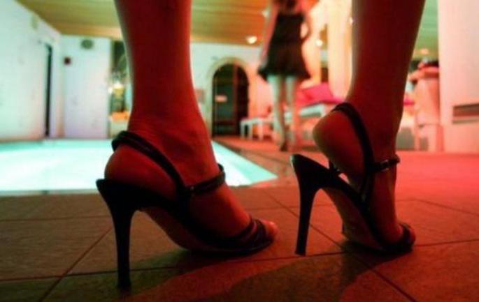 Prostitution business exposed in Baramati city; Filed a crime against one | बारामती शहरात भर वस्तीत सुरु असलेला वेश्या व्यवसाय उघड; एकावर गुन्हा दाखल 
