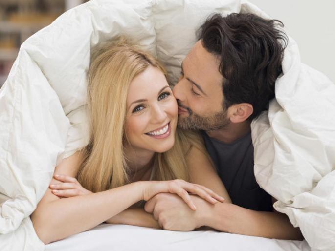 Sex life: Relationship tips and study for couples | लैंगिक जीवन : 'या' बाबतीत महिलांपेक्षा तीन पटीने पुढे असतात पुरूष, तुम्हाला काय वाटतं?