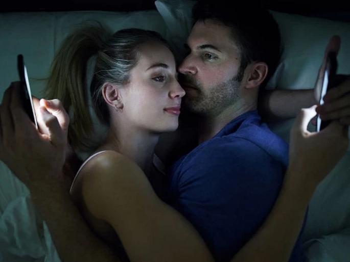 Sex Life : Sleeping next to smartphone decreases sex power may even may you impotent | लैंगिक जीवन : स्मार्टफोनमुळे सगळंच बसेल जागेवर, तुम्ही तर याची कल्पनाही केली नसेल....