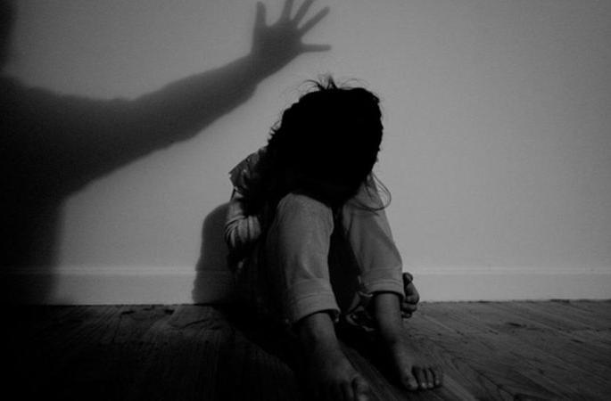 Sexual exploitation of minors by giving them chocolate | चॉकलेटचे आमीष देउन  अल्पवयीन मुलांचे लैंगिक शोषण;  बँक अधिकाऱ्यास ठोकल्या बेडया Sexual exploitation of minors by giving them chocolate | चॉकलेटचे आमीष देउन  अल्पवयीन मुलांचे लैंगिक शोषण;  बँक अधिकाऱ्यास ठोकल्या बेडया