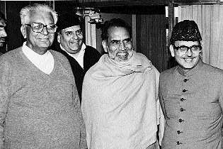 Jethmalani has chastised | जेठमलानींना बदडून काढले Jethmalani has chastised | जेठमलानींना बदडून काढले