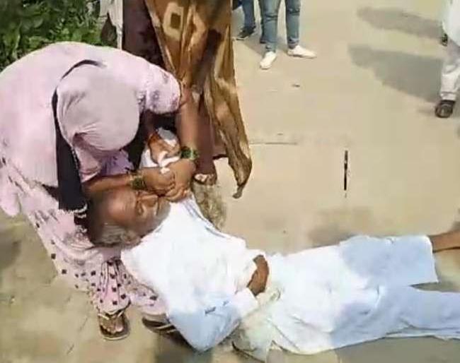 father in law beaten by daughters in law for selling land | जमीन विकायला गेलेल्या सासऱ्याला सुनांनी लाथाबुक्क्यांनी बदडले father in law beaten by daughters in law for selling land | जमीन विकायला गेलेल्या सासऱ्याला सुनांनी लाथाबुक्क्यांनी बदडले