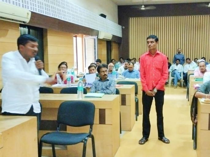 In the case of torture on the student, the education department was held on edge in akola | विद्यार्थिनीवर अत्याचार प्रकरणात शिक्षण विभागाला धरले धारेवर! In the case of torture on the student, the education department was held on edge in akola | विद्यार्थिनीवर अत्याचार प्रकरणात शिक्षण विभागाला धरले धारेवर!