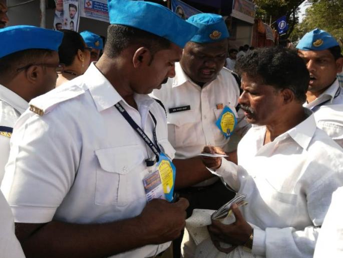 On the Chaityabhoomi, they await at night, awaiting millions of followers in 'white uniforms'. dr. babasaheb ambedakar | चैत्यभूमीवर ते रात्र-रात्र जागले, लाखो अनुयायांसाठी राबतात 'सफेद वर्दीवाले' On the Chaityabhoomi, they await at night, awaiting millions of followers in 'white uniforms'. dr. babasaheb ambedakar | चैत्यभूमीवर ते रात्र-रात्र जागले, लाखो अनुयायांसाठी राबतात 'सफेद वर्दीवाले'