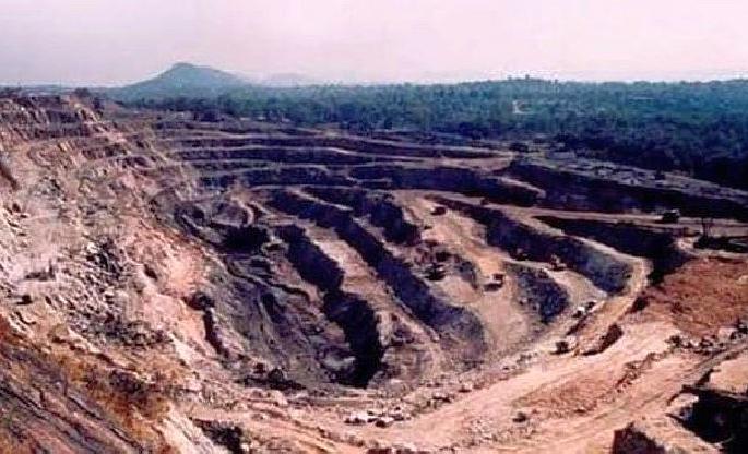 break on expansion of tumsar manganese mining area | तुमसरच्या जगप्रसिद्ध मँगनीज खाण क्षेत्र विस्तारीकरणाला ब्रेक