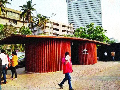 Delirium at 90 lakhs luxurious toilets | ९० लाखांच्या आलिशान शौचालयात दुर्गंधी Delirium at 90 lakhs luxurious toilets | ९० लाखांच्या आलिशान शौचालयात दुर्गंधी