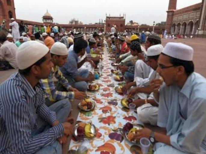 Ramadan Special! Even though the scorching heat is intense, Muslim brothers do 13 hours and 50 minutes of 'roja' without taking a sip of water | रमजान विशेष! उन्हाच्या झळा तीव्र तरी पाण्याचा घोट न घेता मुस्लीम बांधव करताहेत १३ तास ५० मिनिटांचा ‘रोजा’  Ramadan Special! Even though the scorching heat is intense, Muslim brothers do 13 hours and 50 minutes of 'roja' without taking a sip of water | रमजान विशेष! उन्हाच्या झळा तीव्र तरी पाण्याचा घोट न घेता मुस्लीम बांधव करताहेत १३ तास ५० मिनिटांचा ‘रोजा’