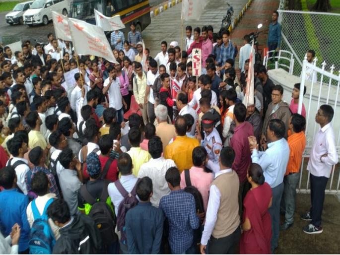 'SFI' march in BAMU for students various demand | विद्यार्थ्यांच्या मागण्यासाठी ‘एसएफआय’चा विद्यापीठात मोर्चा