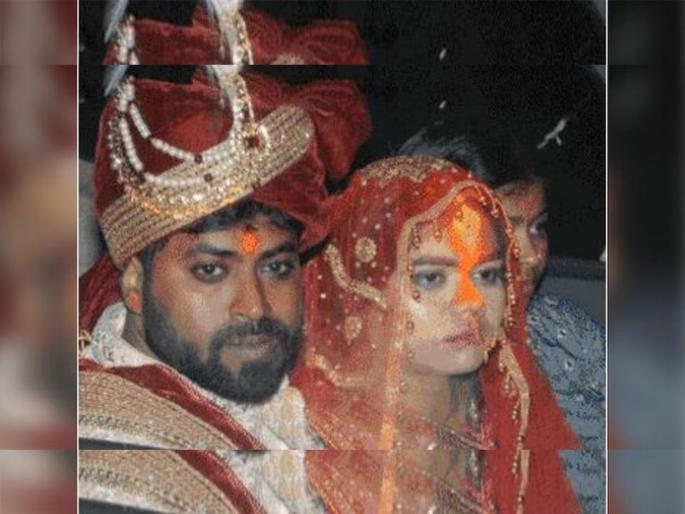 New Married girl lost 15 including mother, sister in fire at Ashirwad apartment in Dhanbad | ह्दयद्रावक! १५ मृतदेह अन् सप्तपदी; आई, बहिण, भाऊ गेल्याचं नवरीला माहितच नाही New Married girl lost 15 including mother, sister in fire at Ashirwad apartment in Dhanbad | ह्दयद्रावक! १५ मृतदेह अन् सप्तपदी; आई, बहिण, भाऊ गेल्याचं नवरीला माहितच नाही