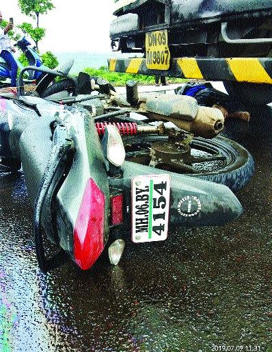 Two-wheeler accident in Nagathane accident | नागोठणेत अपघातात दुचाकीस्वाराचा मृत्यू Two-wheeler accident in Nagathane accident | नागोठणेत अपघातात दुचाकीस्वाराचा मृत्यू