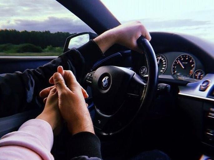 girlfriend took poison in a moving car; Scared lover drove her for six hours | चालत्या कारमध्ये प्रेयसीने विषप्राशन केले; घाबरून प्रियकराने सहा तास तसेच फिरवले girlfriend took poison in a moving car; Scared lover drove her for six hours | चालत्या कारमध्ये प्रेयसीने विषप्राशन केले; घाबरून प्रियकराने सहा तास तसेच फिरवले