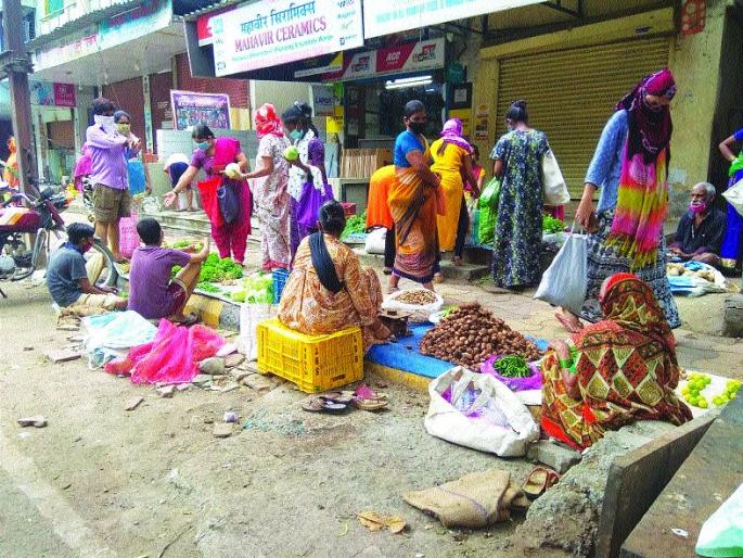 The peddlers thought it was an illegal market | फेरीवाल्यांनी थाटला नियमबाह्य बाजार The peddlers thought it was an illegal market | फेरीवाल्यांनी थाटला नियमबाह्य बाजार