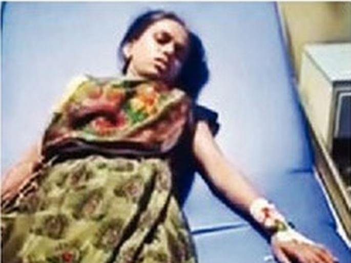 Clash with the snake! The baby was covered by the cobra, mother remove snake but bitten her, Emotional Story in Jalgaon | नागाशी भिडली! बाळाला नागाचा विळखा, ती आई होती म्हणूनी... डसला पण... Clash with the snake! The baby was covered by the cobra, mother remove snake but bitten her, Emotional Story in Jalgaon | नागाशी भिडली! बाळाला नागाचा विळखा, ती आई होती म्हणूनी... डसला पण...