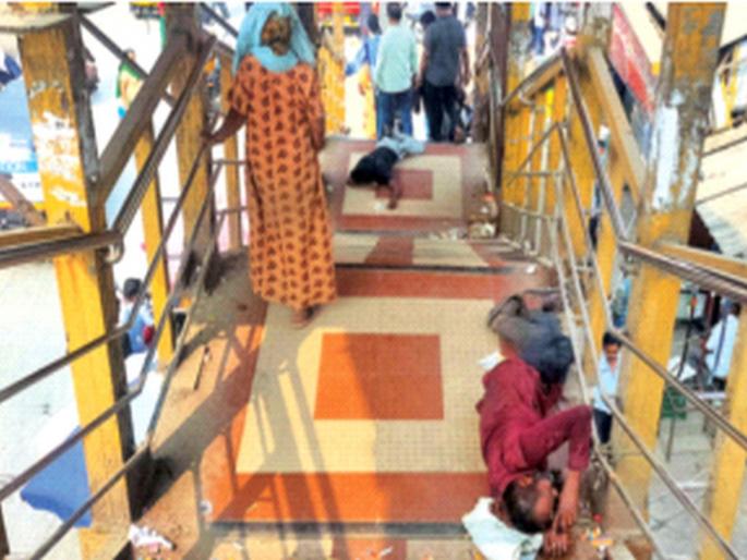 Railway Bridges, Gardullas on Skywalks, Beggars, Kingdom of Warangans; Series of fatal attacks, molestation, mobile theft | रेल्वे पूल, स्कायवॉकवर गर्दुल्ले, भिकारी, वारांगनांचे राज्य; जीवघेणे हल्ले, छेडछाड, मोबाइल चोरी यांची मालिका Railway Bridges, Gardullas on Skywalks, Beggars, Kingdom of Warangans; Series of fatal attacks, molestation, mobile theft | रेल्वे पूल, स्कायवॉकवर गर्दुल्ले, भिकारी, वारांगनांचे राज्य; जीवघेणे हल्ले, छेडछाड, मोबाइल चोरी यांची मालिका