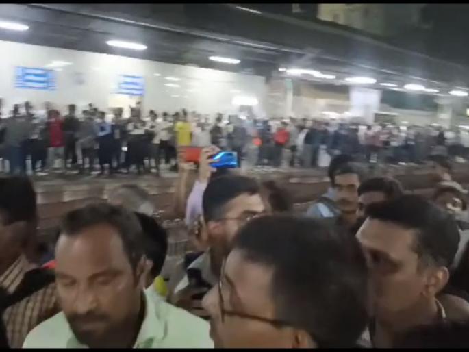Technical failure in AC train during Kopar railway station; At 10:30 a rush of passengers to Dadar | कोपर रेल्वे स्थानकादरम्यान एसी ट्रेनमध्ये तांत्रिक बिघाड; साडे दहाला दादरला प्रवाशांची तुफान गर्दी Technical failure in AC train during Kopar railway station; At 10:30 a rush of passengers to Dadar | कोपर रेल्वे स्थानकादरम्यान एसी ट्रेनमध्ये तांत्रिक बिघाड; साडे दहाला दादरला प्रवाशांची तुफान गर्दी