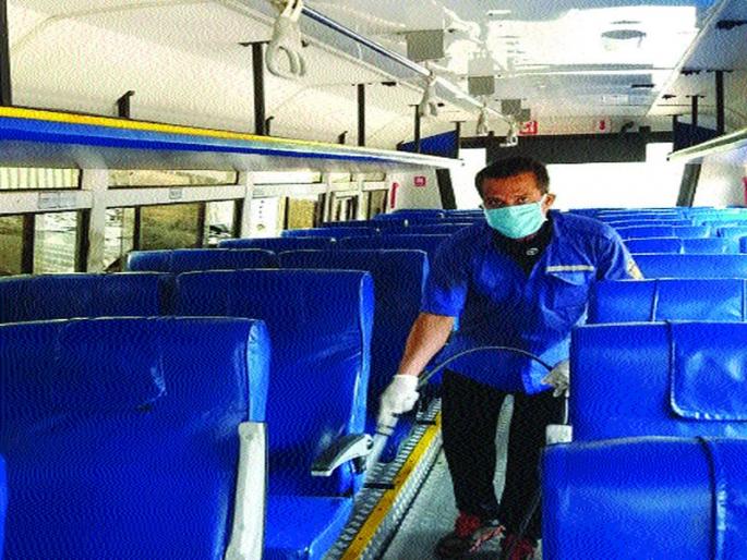 Finally ST bus washed; Use of sanitizer by ST staff | अखेर एसटीची बस धुतली; एसटीच्या कर्मचाऱ्यांकडून सॅनिटायझरचा वापर सुरू Finally ST bus washed; Use of sanitizer by ST staff | अखेर एसटीची बस धुतली; एसटीच्या कर्मचाऱ्यांकडून सॅनिटायझरचा वापर सुरू