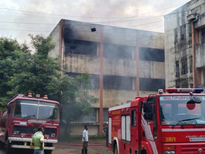 Fire in administrative building in Chandrapur; Many materials and papers are burnt to ashes | चंद्रपुरातील प्रशासकीय भवन इमारतीत आग; बरेच साहित्य अन् कागदपत्रे जळून राख