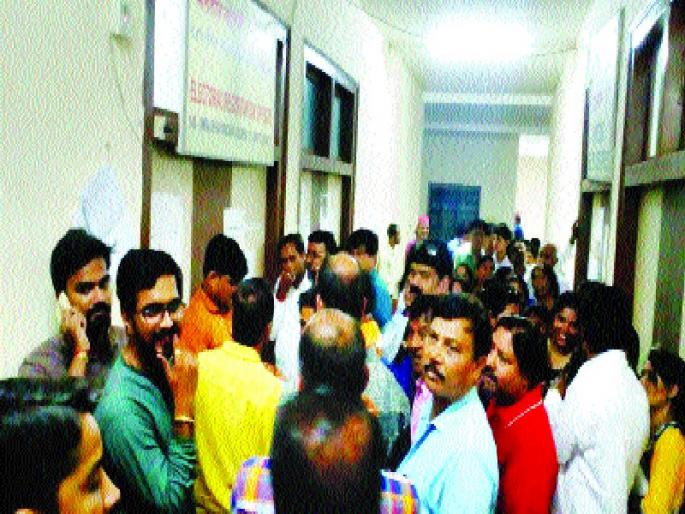 Tensions on Graduate Registration, Confusion by Fill an Application; Yuva Seena took action | पदवीधर नोंदणीवरून तणाव , अर्ज भरण्यावरून गोंधळ; युवा सेनेने घेतली हरकत Tensions on Graduate Registration, Confusion by Fill an Application; Yuva Seena took action | पदवीधर नोंदणीवरून तणाव , अर्ज भरण्यावरून गोंधळ; युवा सेनेने घेतली हरकत