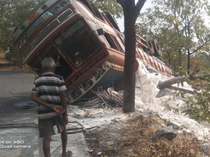 Truck overturns in Kashiwali Ghat; The driver jumped jawhar | कशिवली घाटात ट्रक पलटी; चालकाने मारली उडी Truck overturns in Kashiwali Ghat; The driver jumped jawhar | कशिवली घाटात ट्रक पलटी; चालकाने मारली उडी