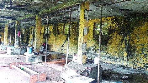 cemetery built by CIDCO in Kalamboli in worst condition | कळंबोलीत सिडकोने बांधलेल्या स्मशानभूमीची दुरवस्था cemetery built by CIDCO in Kalamboli in worst condition | कळंबोलीत सिडकोने बांधलेल्या स्मशानभूमीची दुरवस्था