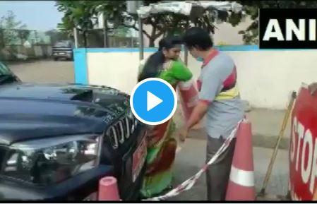 ysrcp leader d revathi slaps toll plaza staff at kaja toll in guntur district of andhra pradesh | महिला नेत्याची मुजोरी! टोल नाक्यावर गाडी अडवल्याने लगावली कानशिलात; दादागिरीचा Video व्हायरल