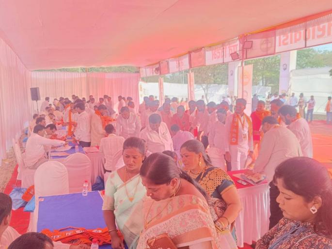 Shiv Sena convention venue rush to register; The convention will begin | शिवसेना अधिवेशन स्थळी नोंदणीला गर्दी; महाधिवेशनाचा प्रारंभ होणार Shiv Sena convention venue rush to register; The convention will begin | शिवसेना अधिवेशन स्थळी नोंदणीला गर्दी; महाधिवेशनाचा प्रारंभ होणार