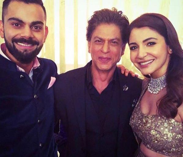 VIDEO - Shahrukh Khan holds the contract for Virat-Anuska reception | VIDEO - पाहा रिसेप्शन सोहळयात शाहरुख खानने विराट-अनुष्कासोबत केला डान्स