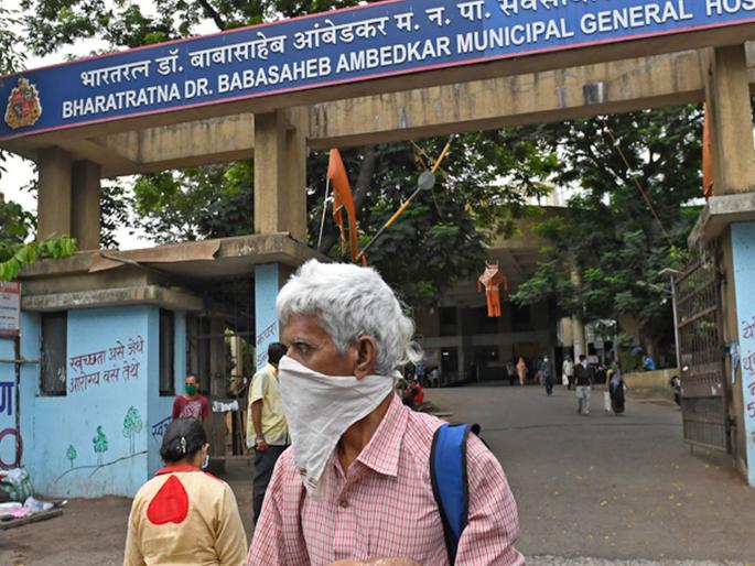 Mumbai hospital forces boy to put Covid positive mothers dead body in bag take it away without PPE | CoronaVirus News: कोरोनामुळे दगावलेल्या आईचा मृतदेह मुलालाच बॅगमध्ये भरण्यास सांगितलं; रुग्णालयाचा पीपीई देण्यास नकार Mumbai hospital forces boy to put Covid positive mothers dead body in bag take it away without PPE | CoronaVirus News: कोरोनामुळे दगावलेल्या आईचा मृतदेह मुलालाच बॅगमध्ये भरण्यास सांगितलं; रुग्णालयाचा पीपीई देण्यास नकार