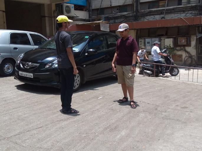 punekar experienced zero shadow day | ...अाणि काही मिनिटांसाठी सावलीने साथ साेडली punekar experienced zero shadow day | ...अाणि काही मिनिटांसाठी सावलीने साथ साेडली