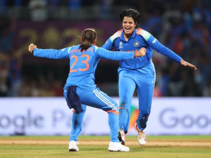 IND W vs SA W Women's World Cup Final 2025 Shafali Breaks Partnership With Luus' Wicket Next Over She Take On Marizanne Kapp South Africa Go For Down Watch Video | Womens World Cup Final:'वाइल्ड कार्ड' एन्ट्रीसह आली अन् बॅटिंगनंतर बॉलिंगमध्येही 'ट्रम्प कार्ड' ठरली (VIDEO)