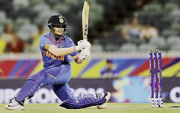 Shafali Varma: Who is this girl? a story of a brave cricket player! | शफाली वर्मा : एकेकाळी फाटके ग्लोव्हज आणि तुटक्या बॅटीनं खेळणारी कोण ही मुलगी?