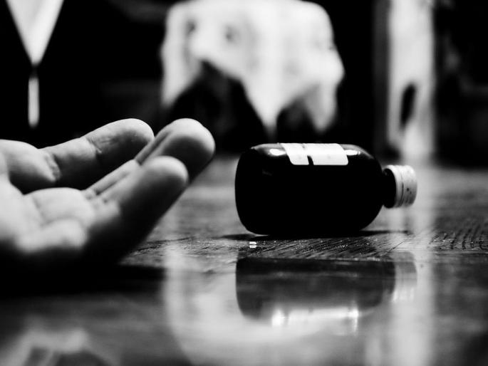 Constable's suicide attempt in police station premises | पोलीस ठाण्याच्या आवारातच कॉन्स्टेबलचा आत्महत्येचा प्रयत्न Constable's suicide attempt in police station premises | पोलीस ठाण्याच्या आवारातच कॉन्स्टेबलचा आत्महत्येचा प्रयत्न