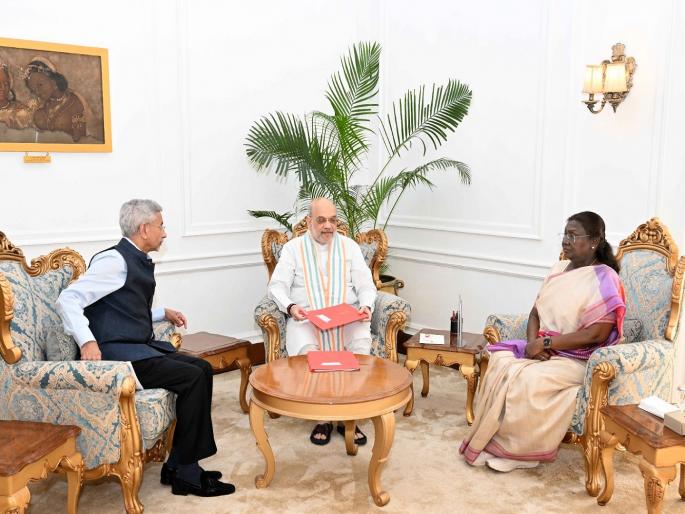 Pahalgam Terror Attack: Home Minister Amit Shah and External Affairs Minister Jaishankar meet the President | दिल्लीत हालचालींना वेग; गृहमंत्री अमित शाहा अन् एस परराष्ट्रमंत्री जयशंकर राष्ट्रपतींच्या भेटीला... Pahalgam Terror Attack: Home Minister Amit Shah and External Affairs Minister Jaishankar meet the President | दिल्लीत हालचालींना वेग; गृहमंत्री अमित शाहा अन् एस परराष्ट्रमंत्री जयशंकर राष्ट्रपतींच्या भेटीला...