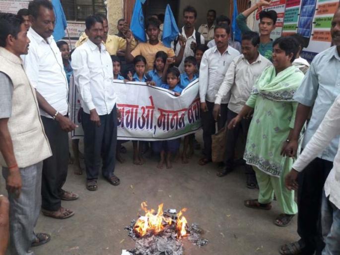 Shahadat electricity companies company officials | शहाद्यात वीज कंपनीच्या अधिका:यांना घेराव Shahadat electricity companies company officials | शहाद्यात वीज कंपनीच्या अधिका:यांना घेराव