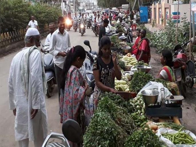 Traffic due to encroachment in Shahada | शहाद्यात अतिक्रमणामुळे वाहतुकीला Traffic due to encroachment in Shahada | शहाद्यात अतिक्रमणामुळे वाहतुकीला
