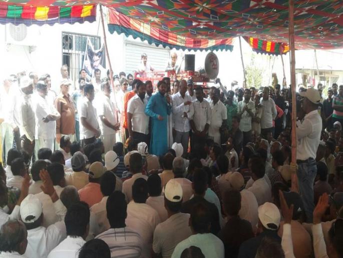 Farmers' Front for Demand of Suspension of Lieutenant Police Officers in Shahada | शहाद्यात लाठीचार्ज करणा-या पोलीस अधिका-यांना निलंबित करण्याच्या मागणीसाठी शेतक-यांचा मोर्चा Farmers' Front for Demand of Suspension of Lieutenant Police Officers in Shahada | शहाद्यात लाठीचार्ज करणा-या पोलीस अधिका-यांना निलंबित करण्याच्या मागणीसाठी शेतक-यांचा मोर्चा