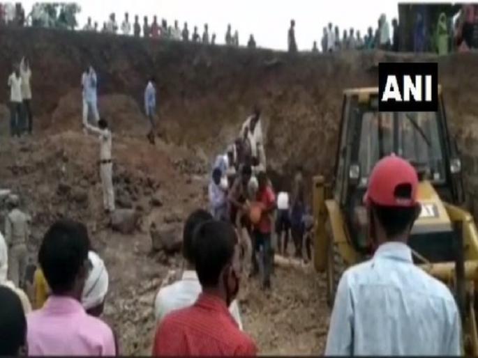 Five killed on the spot due to soil erosion in mine, 10 feared trapped under mound | खाणीत माती खचल्यामुळे पाच जणांचा जागीच मृत्यू, ढिगाऱ्याखाली १० जण अडकल्याची भीती  Five killed on the spot due to soil erosion in mine, 10 feared trapped under mound | खाणीत माती खचल्यामुळे पाच जणांचा जागीच मृत्यू, ढिगाऱ्याखाली १० जण अडकल्याची भीती