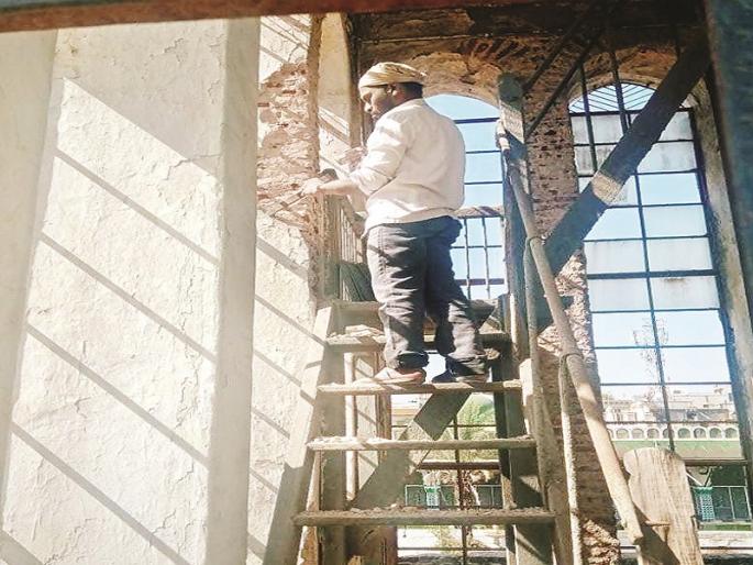 The struggle to preserve historical heritage; Repair of Clock Tower at Shahganj started | ऐतिहासिक वारसा जपण्याची धडपड; शाहगंज येथील क्लॉक टॉवरची दुरुस्ती सुरू The struggle to preserve historical heritage; Repair of Clock Tower at Shahganj started | ऐतिहासिक वारसा जपण्याची धडपड; शाहगंज येथील क्लॉक टॉवरची दुरुस्ती सुरू
