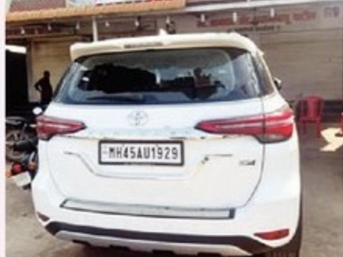 Attack on shivsena Shahajibapu Patils nephew sagar patil car cctv video | शहाजीबापू पाटील यांच्या पुतण्याच्या गाडीवर हल्ला; हल्लेखोर पळून जाताना सीसीटीव्ही कॅमेऱ्यात कैद Attack on shivsena Shahajibapu Patils nephew sagar patil car cctv video | शहाजीबापू पाटील यांच्या पुतण्याच्या गाडीवर हल्ला; हल्लेखोर पळून जाताना सीसीटीव्ही कॅमेऱ्यात कैद