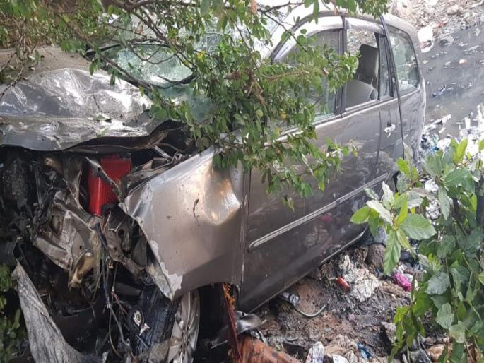 Four people were killed and two others injured in the accident on the Mumbai-Agra highway | मुंबई-आग्रा महामार्गावर भीषण अपघात, 4 जणांचा मृत्यू तर 2 जण जखमी Four people were killed and two others injured in the accident on the Mumbai-Agra highway | मुंबई-आग्रा महामार्गावर भीषण अपघात, 4 जणांचा मृत्यू तर 2 जण जखमी