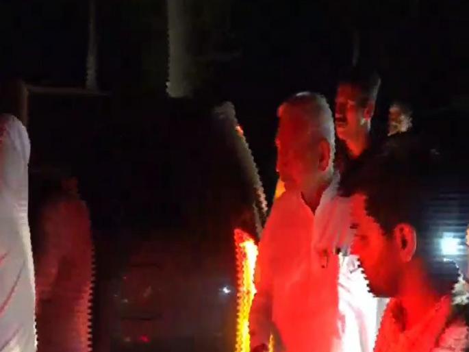 Kolhapur Loksabha Candidate Shahu Chhatrapati Helping the accident victim while leaving the Sabha | शाहू छत्रपतींनी दाखवली संवेदनशीलता; सभा संपवून जाताना अपघातग्रस्त तरुणाची मदत Kolhapur Loksabha Candidate Shahu Chhatrapati Helping the accident victim while leaving the Sabha | शाहू छत्रपतींनी दाखवली संवेदनशीलता; सभा संपवून जाताना अपघातग्रस्त तरुणाची मदत