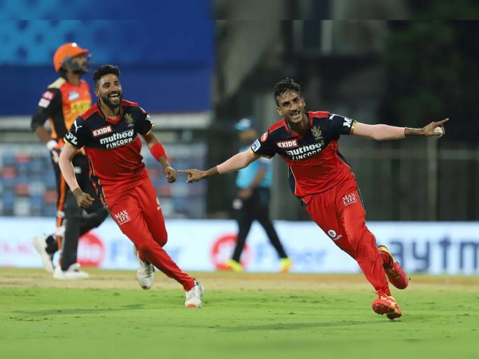 IPL 2021 SRH vs RCB Live T20 Score : Shabhaz Ahmed take three wickets in 17th over, RCB win the match by 6 runs  | IPL 2021 : SRH vs RCB T20 Live : १७ पे खतरा!; शाहबाज अहमदनं RCBला गमावलेला सामना जिंकून दिला, SRHने ४७ धावांत गमावले ८ फलंदाज