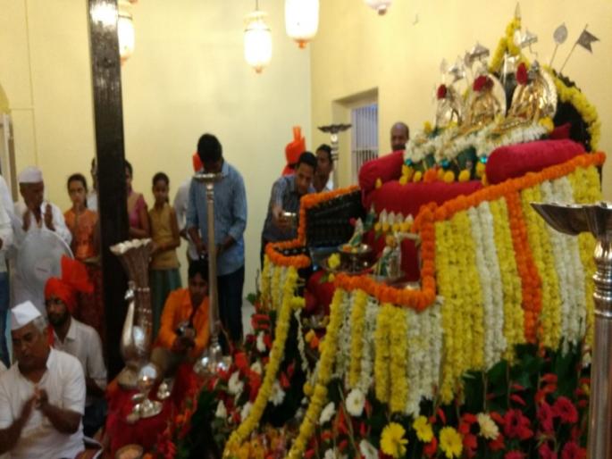 Historical Bhavani Swords worship at Satara's 'Shahi Dasara' festival | साताऱ्याच्या 'शाही दसरा' सोहळ्यात ऐतिहासिक भवानी तलवारीचे पूजन Historical Bhavani Swords worship at Satara's 'Shahi Dasara' festival | साताऱ्याच्या 'शाही दसरा' सोहळ्यात ऐतिहासिक भवानी तलवारीचे पूजन